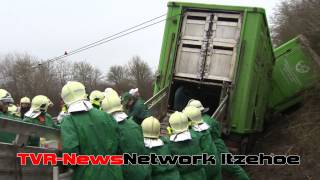 Schweinetransporter verunglückt auf der A 23 [upl. by Ahsitram]