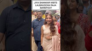 Jiya Shankar visits Lalbaugcha Raja barefoot  Video [upl. by Nonek]