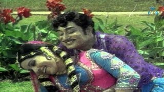 Puthi Ketta Ponnu Onnu Video Song  Sivaji Ganesan Jayalalitha  Anbai Thedi [upl. by Adneral]