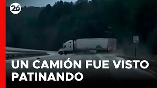 🚚 ESTADOS UNIDOS  Así pierde el control un camión en una autopista congelada de Alabama [upl. by Ailedo]