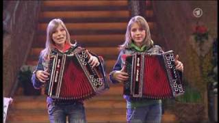 Die Twinnies  Bayernmädels  2 Girls playing steirische harmonika on rollerskates [upl. by Leunamne]