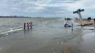 Hoog water bij de pier in Hoek van Holland [upl. by Kanter150]