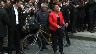 Taubira quitte son ministère à vélo et sous les applaudissements [upl. by Mendez137]