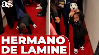 El HERMANO PEQUEÑO de LAMINE YAMAL la LÍA en la ALFOMBRA del BALÓN DE ORO [upl. by Nelrsa822]