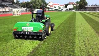 Aération par carottage des pelouses sportives John Deere Aercore Terrains de sport [upl. by Ion]