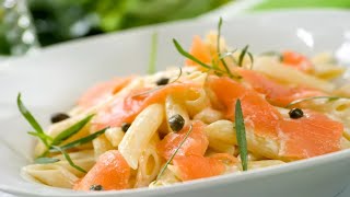 Recette  Salade de pâtes au saumon fumé et crevettes [upl. by Kym935]