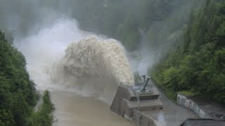 Hochwasser Steyr Staumauer Klaus Schleuse voll geöffnet Juni 2013 c [upl. by Naasar]