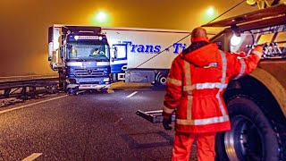 BERGING  Vrachtwagen geschaard op A1 door ijzel Freightliner Bergnet [upl. by Ecirp69]