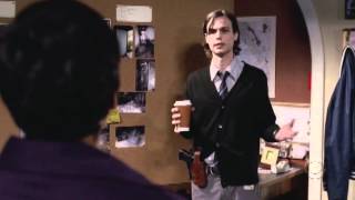 Spencer Reid Le falla la coordinación cuando piensa Mentes Criminales 2x19 [upl. by Netsryk]