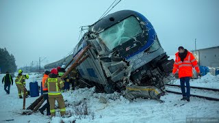 Wypadek kolejowy Pociąg pasażerski zderzył się z cysterną w Koszarówce pod Grajewem [upl. by Negiam]