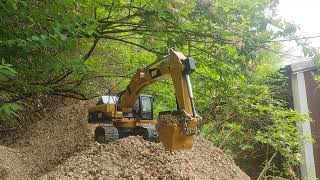 Huina 1580 rc excavator moving coal ash This may take awhile 🤣🤣🤣 [upl. by Sayed]