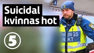 Tunnelbanan  Självmordsbenägen kvinna hotar att hoppa framför ett tåg [upl. by Sivram826]