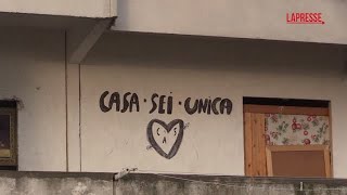 Napoli sgombero Vele Scampia messaggi sui muri delle famiglie costrette a lasciare la propria casa [upl. by Emmery156]