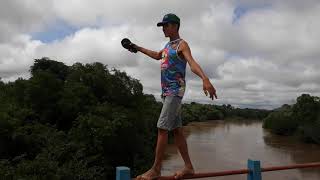 Jovem de Timbiras no Maranhão atravessa ponte por cima de corre mão [upl. by Lleret817]