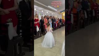 A entrada da noivinha mais fofa que você vai ver hoje 🥰casamento [upl. by Yeoj430]