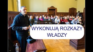 TATUAŻE POLICJANTÓW SĘDZIOWIE WYKONUJĄ ROZKAZY WŁADZY WOŹNICKI PRZED KOLEJNĄ ROZPRAWĄ W SĄDZIE [upl. by Idalia891]