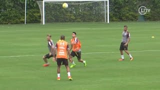 Chapelaria Jogadores do São Paulo distribuem chapéus em treino [upl. by Enirehtahc]