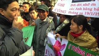 Vietnam rassemblement de militants antichinois [upl. by Ativahs879]