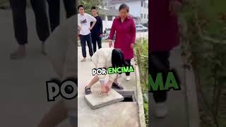 Una joven salva a un anciano de caer en un agujero 🥰🥰🥰 [upl. by Ecirpac]