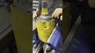 Resealing an Eaton Motor Part number 1091115006 [upl. by Rednasela]