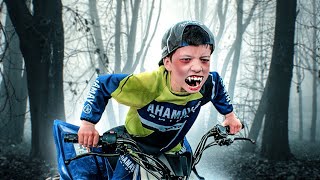 Den y las fantásticas Aventuras en Moto  Moto Cross a para Niños [upl. by Nelon]