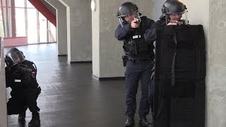 Un exercice attentat au Phare de Chambéry [upl. by Rapsag977]