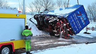 Schneeglätte Lkw stürzt bei Korbach um [upl. by Mitzi]