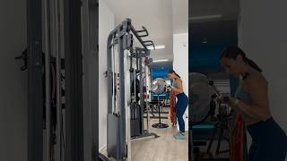 Extensión de tríceps en polea con barra personaltrainer [upl. by Mohsen]