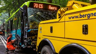 BERGING  Stadsbus afslepen na botsing met auto VDL BERKHOF 🚍 [upl. by Kirchner]