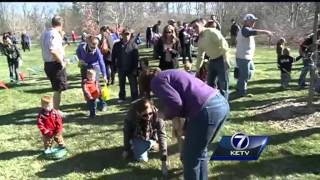 Lauritzen Gardens Easter Eggstravaganza gets area families hopping [upl. by Mona]