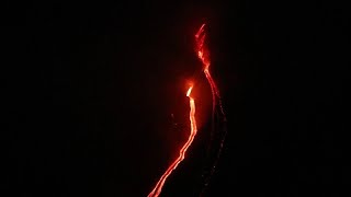 Eruzione Etna fiumi di lava illuminano la notte di Natale [upl. by Codel529]