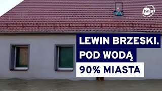 Po Lewinie Brzeskim tylko łodzią lub amfibią Nie wszyscy chcą się ewakuować TVN24 [upl. by Ajak56]