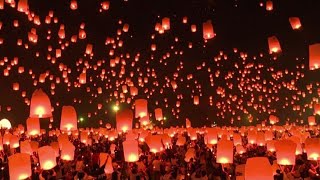 Migliaia di lanterne volanti illuminano il cielo in Thailandia [upl. by Heathcote]