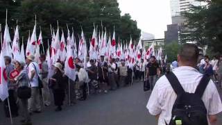 靖国神社大鳥居前にて「海ゆかば」斉唱と万歳三唱2011815③ [upl. by Wager]