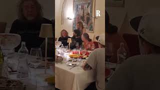 ROBERT PLANT canta al RISTORANTE la voce del cantante dei LED ZEPPELIN incanta a Bari [upl. by Airegin]