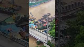 Barge that was swept away by flood due to typhoon in Caruncho Bridge Quezon City breakingnews [upl. by Oremo651]