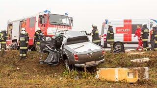 Pkw prallt gegen ein Marterl  Fahrer eingeklemmt [upl. by Ednarb]