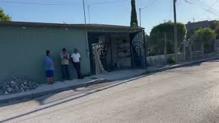 Hombre escapa por la puerta falsa en la col esperanza en Matamoros Tamaulipas 7Ago24 [upl. by Chancey]