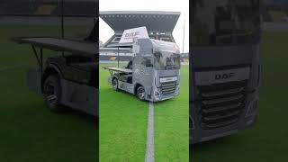 O DAF XF literalmente entra em campo [upl. by Arnelle]