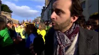 100 villes 100 défis  AVRANCHES  tout le monde danse au pied des remparts [upl. by Eanal]