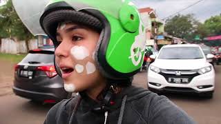 CHALLENGE MASKERAN SAMBIL NAIK OJEK ONLINE  LAURA VLOG 8 [upl. by Sherye]