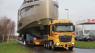 Super yacht XTREME 105 onderweg naar het water in Meppel [upl. by Annawyt]