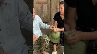 Em hàng xóm vã quá mg tiền đến nhờ anh hàng xóm ấy hộ viralvideo vlog funny giadinh giaitri [upl. by Opportina]