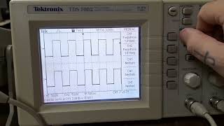 OSCILOSCÓPIO DIGITAL TEKTRONIX TDS 1002 60MHz 1GSs [upl. by Inttirb219]