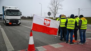 Rolnicy zablokowali Medycę – Ministerstwo podejmuje rozmowy z protestującymi rolnikami [upl. by Wilona665]