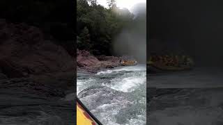 White water rafting op de Tully River Australia ragingthunder [upl. by Leinoto]