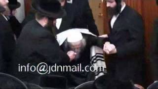 Hrhquotk MTosh Shlita Came in Shul First Time Public to say Tehilim [upl. by Farlee]