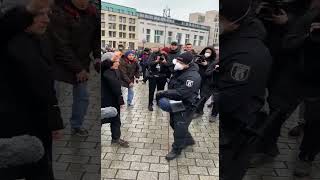 ILLEGALE CORONA DEMO BERLIN 181221 Ihr Bullen seid alle Faschisten FESTNAHME [upl. by Gine706]