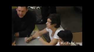 1D CD Signing Palisades Mall Part 3  Baby didnt want to give Harry a high five D HD [upl. by Spitzer822]