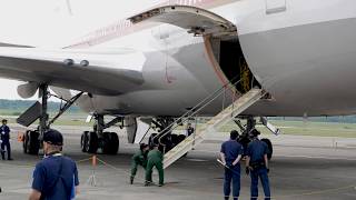 4KB747400 政府専用機 貨物室からタラップ2018千歳基地航空祭 [upl. by Ganley421]